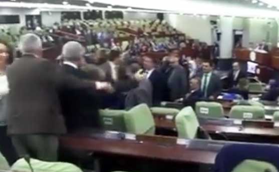 Photo of Bagarres entre députés: L’assemblée nationale, en proie à la violence