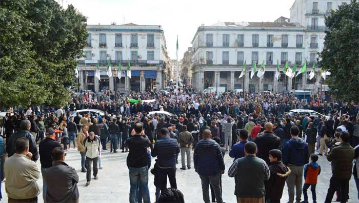 Photo of La marche s’organise à Alger : Macron invité des banderoles !