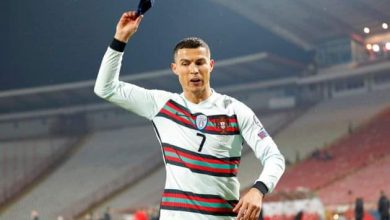 Photo of Le brassard jeté de Ronaldo vendu 64.000 euros