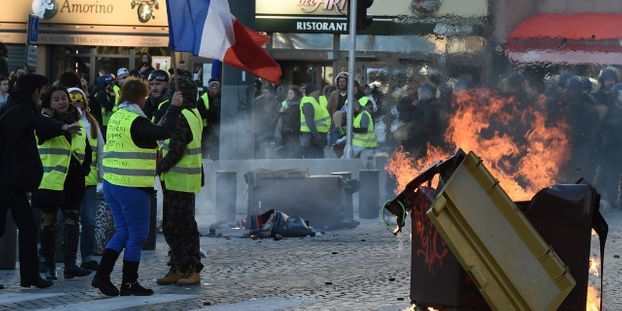 Photo of La flamme à Alger, le feu à Paris : Ça brûle chez Macron