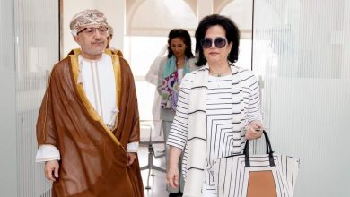 Photo of Pour avoir refusé de serrer la main à l’ambassadeur d’Israël : Une ministre Bahreïnie limogée