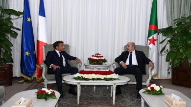 Photo of Le Président Tebboune s’entretient avec Macron
